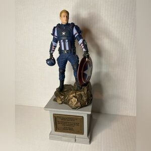 Marvel Captain America Heroic Sculpture - Blue and Red